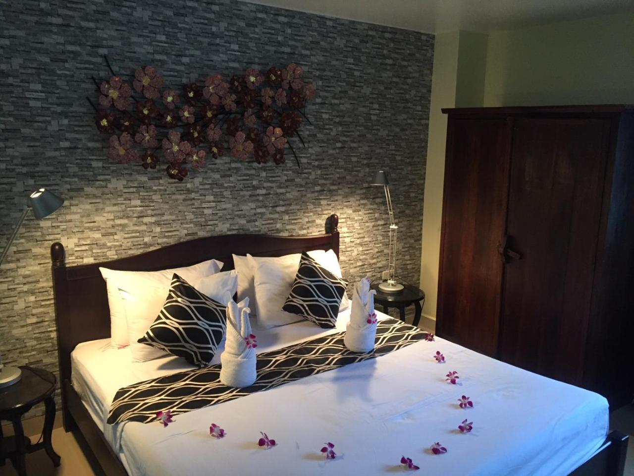 Fong Kaew&Baan Nang Fa Guesthouse Patong Bagian luar foto