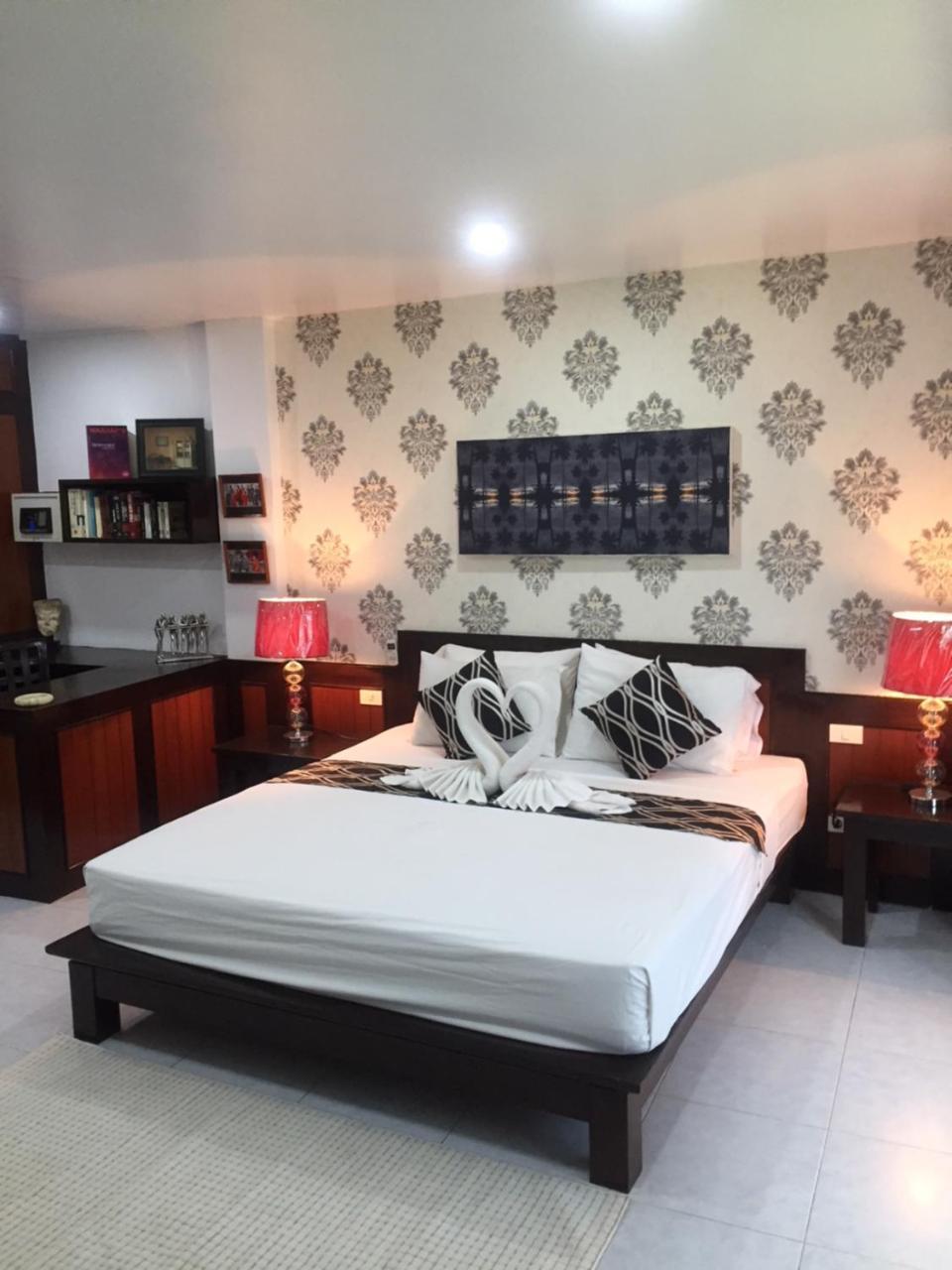 Fong Kaew&Baan Nang Fa Guesthouse Patong Bagian luar foto